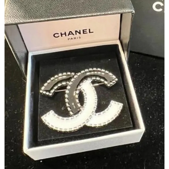 Chanel Interlocking CC Black & White on Silver Brooch Winter 2021 (CCXX018) - Picture 3 of 5
